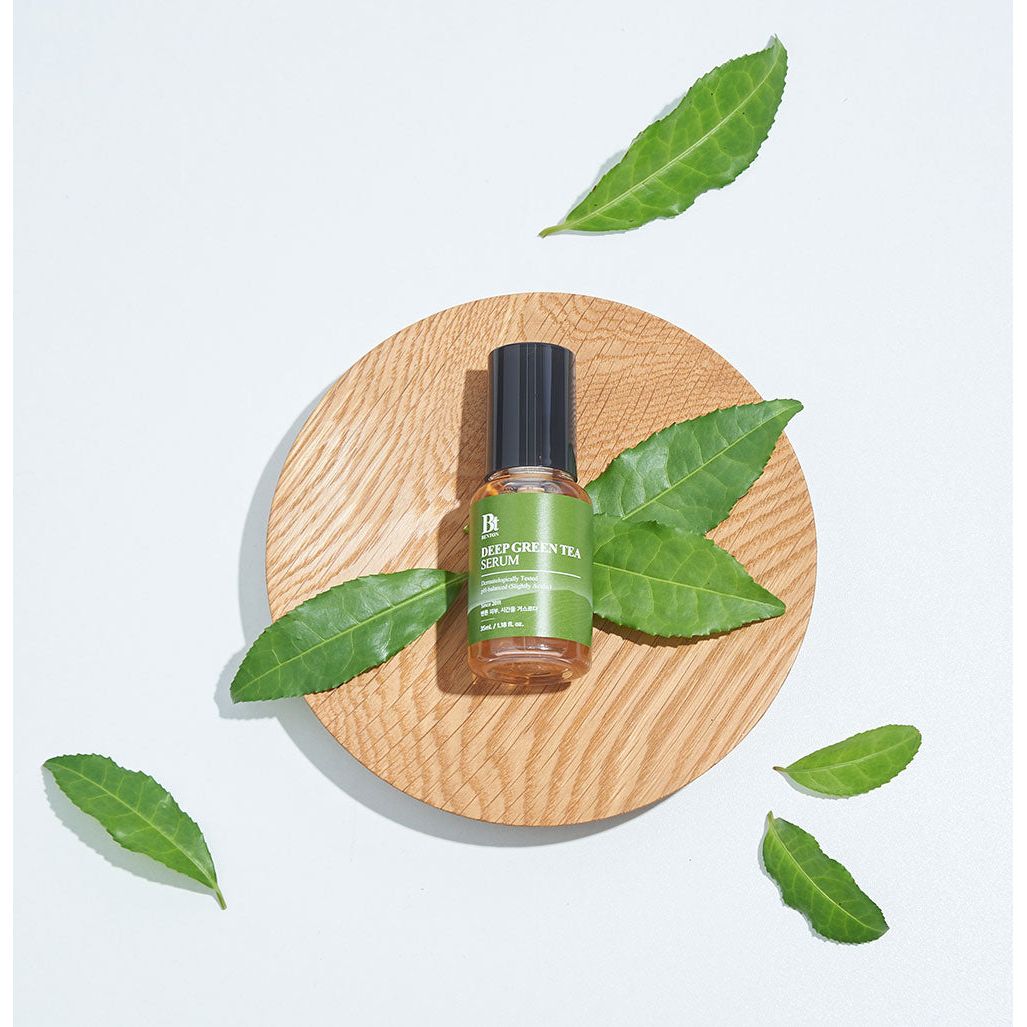 Benton Deep Green Tea Serum in 35ml Flasche, grüne Verpackung, zeigt das Produkt mit Serumlösung in einer eleganten Flasche.