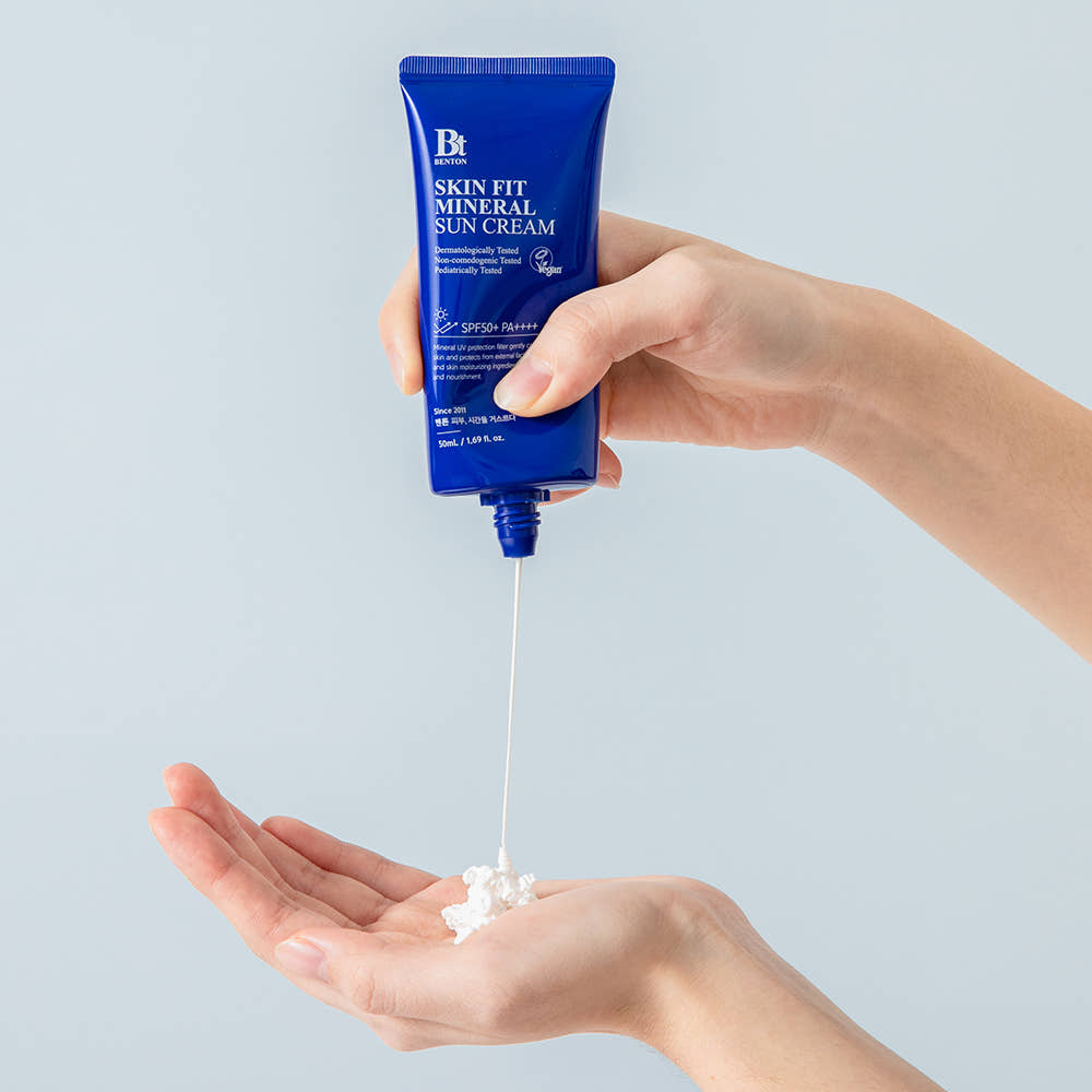 Benton Skin Fit Mineral Sonnenschutzcreme SPF50+ PA++++ in 50ml, weiße Sonnencreme mit mineralischem Schutz, auf weißem Hintergrund