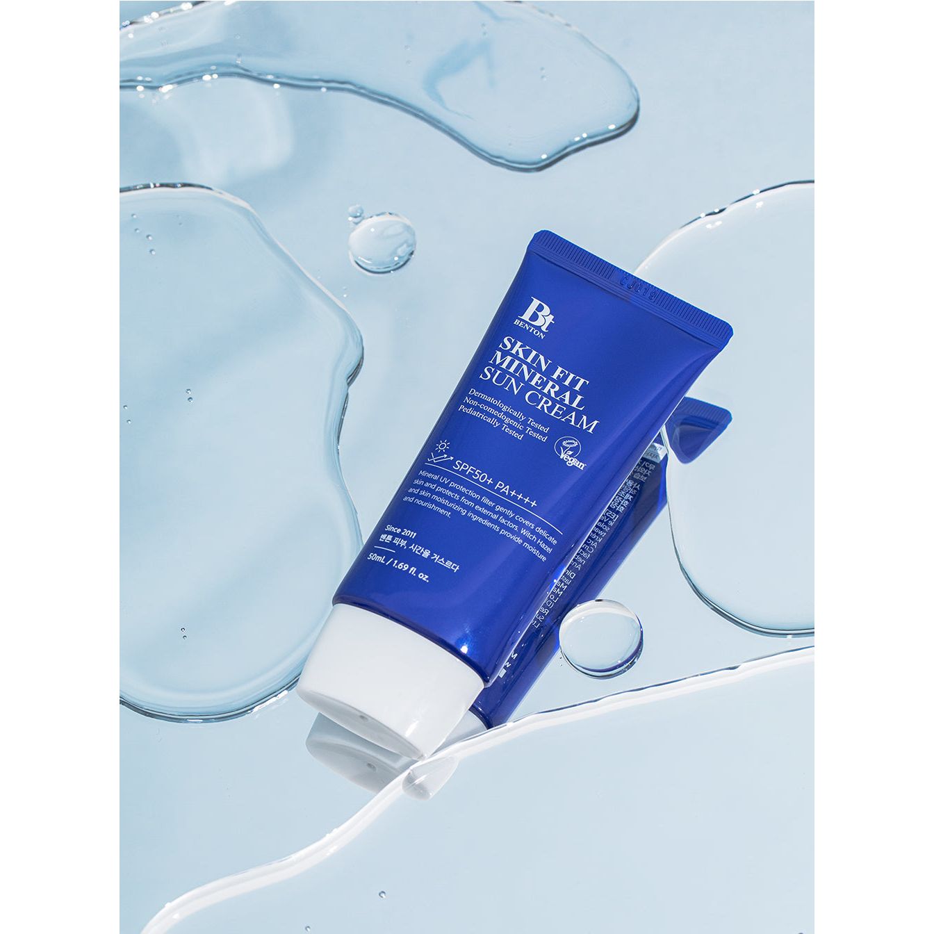 Benton Skin Fit Mineral Sonnencreme SPF50+ PA++++ in 50ml, cremige Textur, auf der Haut aufgetragen, mit Lichtschutzfaktor.