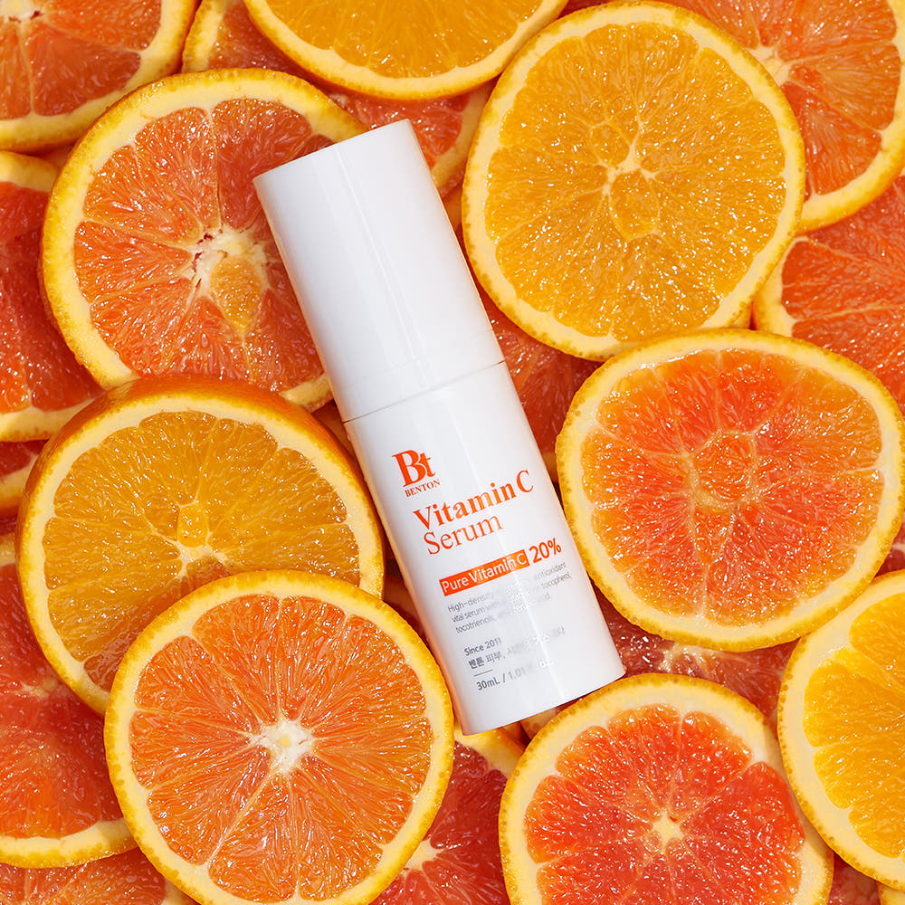Benton Vitamin C Serum in 30ml Flasche, Hautserum mit Vitamin C, klare Verpackung, auf weißem Hintergrund.