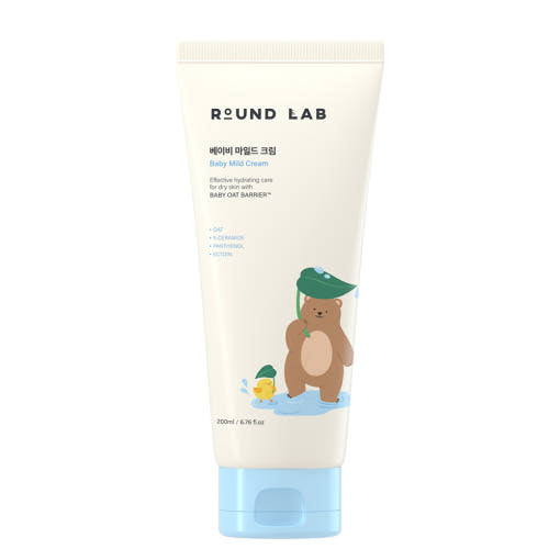 Runde Lab Baby Mild Creme in 200 ml, intensive feuchtigkeitsspendende Babycreme mit Hafer-Barriere, auf einem Badezimmerhandtuch.