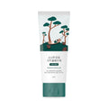 Runde Lab For Men Pine Calming Cica Clay Pack, porenreinigende Tonerde-Maske in 100 ml, zeigt die Maske in einer Schüssel