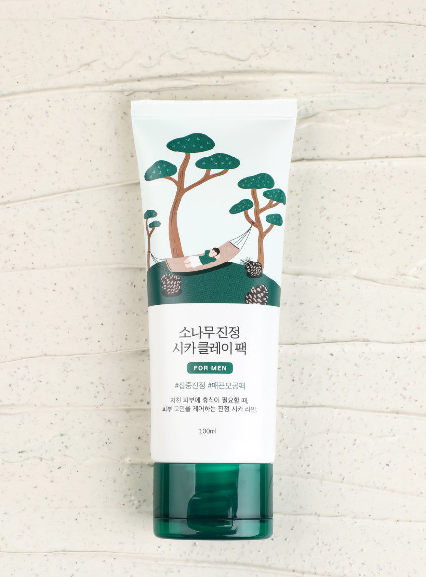 Round Lab Pine Calming Cica Tonerde-Maske für Männer, 100 ml, porenreinigende Gesichtsmaske in einer weißen Beutelverpackung.