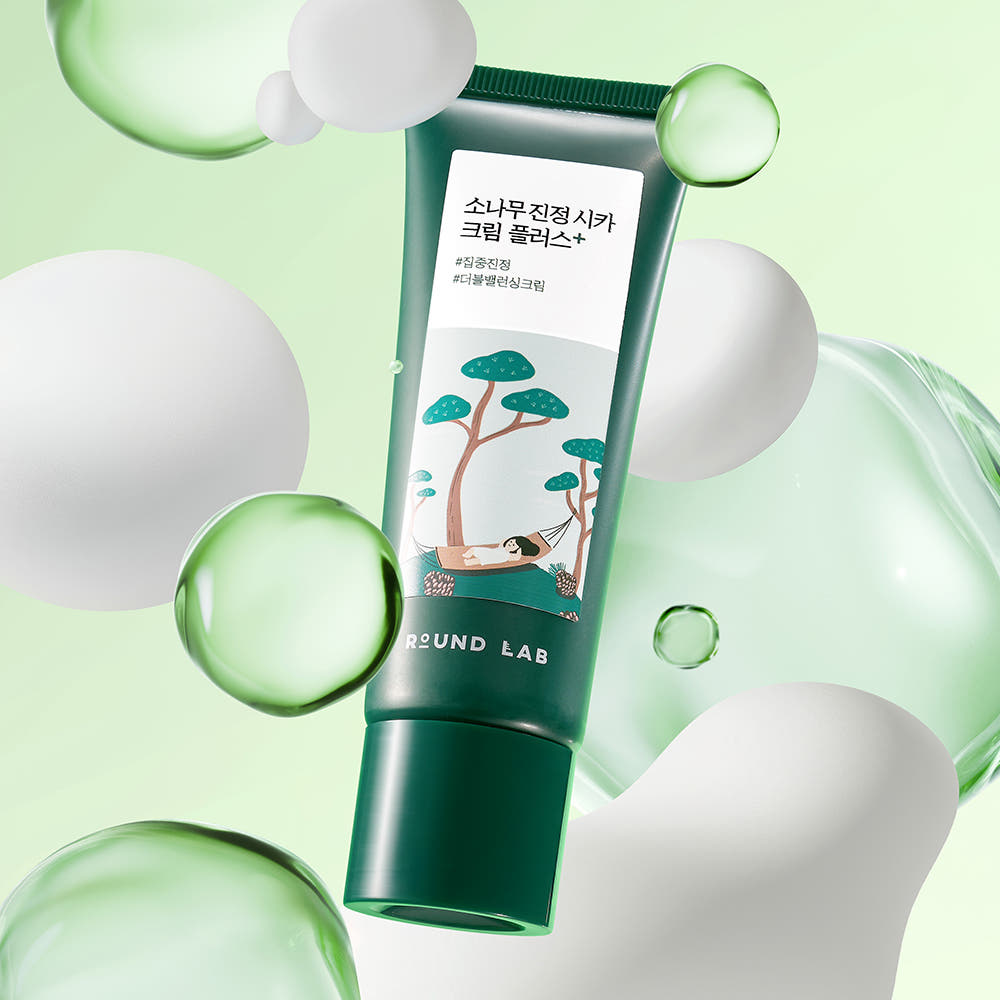 Round Lab Pine Calming Cica Cream Plus, intensive Beruhigungscreme mit Kiefer und Cica, 60 ml, cremige Textur, auf der Haut.