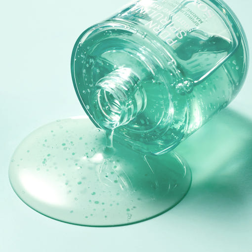 SOME BY MI PDRN Spirulina beruhigendes Serum für gestresste Haut, 50 ml, flüssige Textur in einer dunklen Flasche