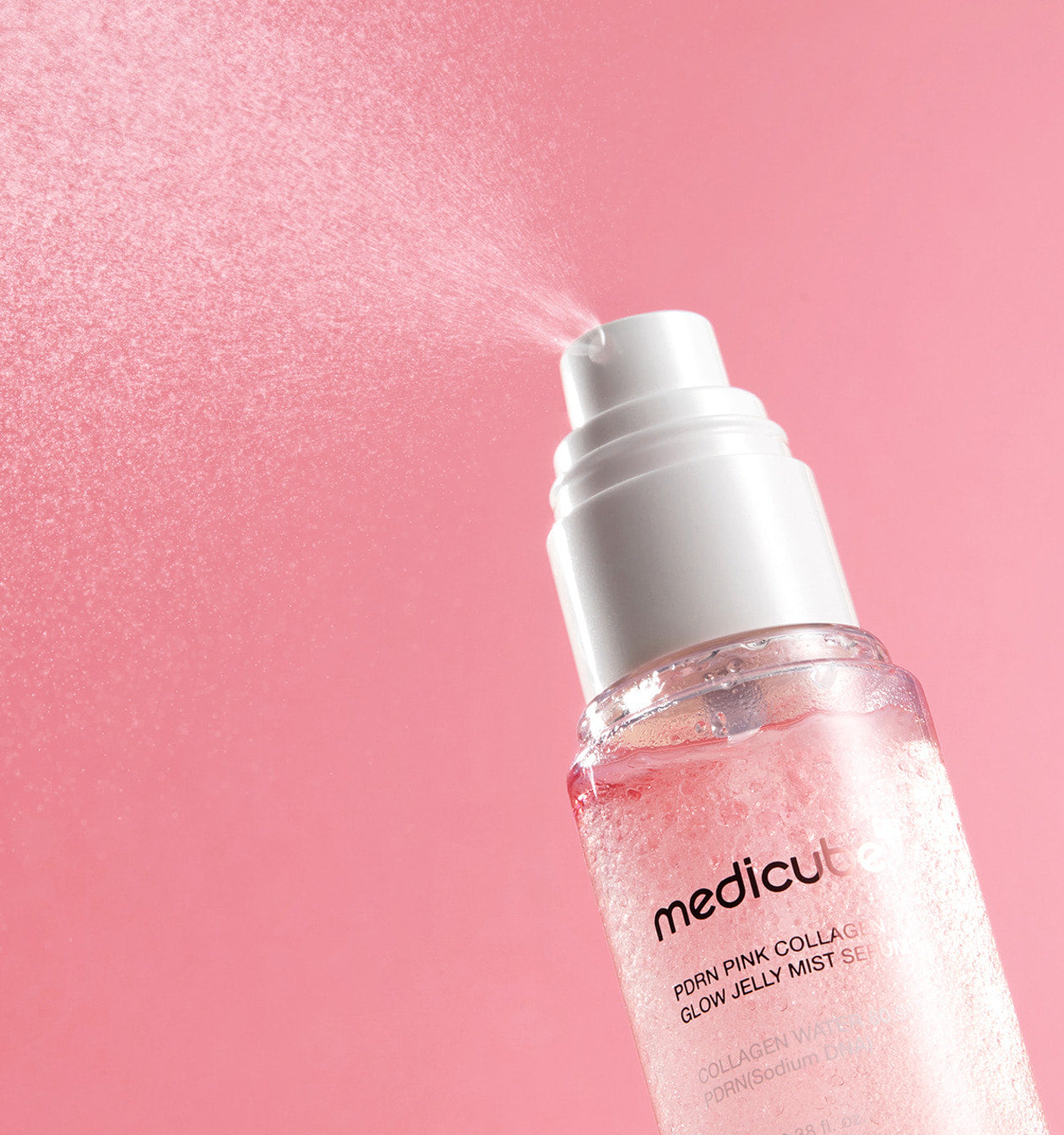 medicube PDRN Pink Collagen Glow Jelly Mist Serum in einer transparenten Flasche, feuchtigkeitsspendender Jelly-Mist mit rosa Farbnuance