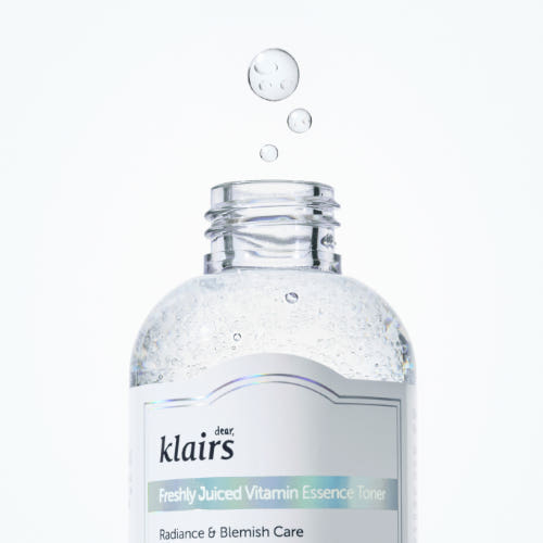 KLAIRS Freshly Juiced Vitamin Essence Toner in 30 ml, aufhellender Vitamin-Toner mit frischer Textur, sichtbar in der Flasche