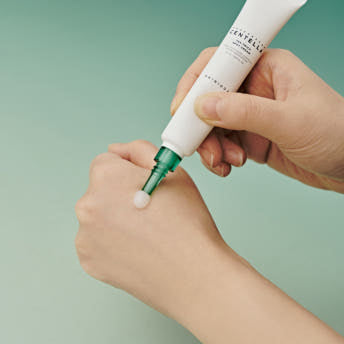 SKIN1004 Madagascar Centella Tea-Trica Spot Cream in 20 ml, weiße Tube mit grünem Logo und Klappdeckel, für Hautpflege