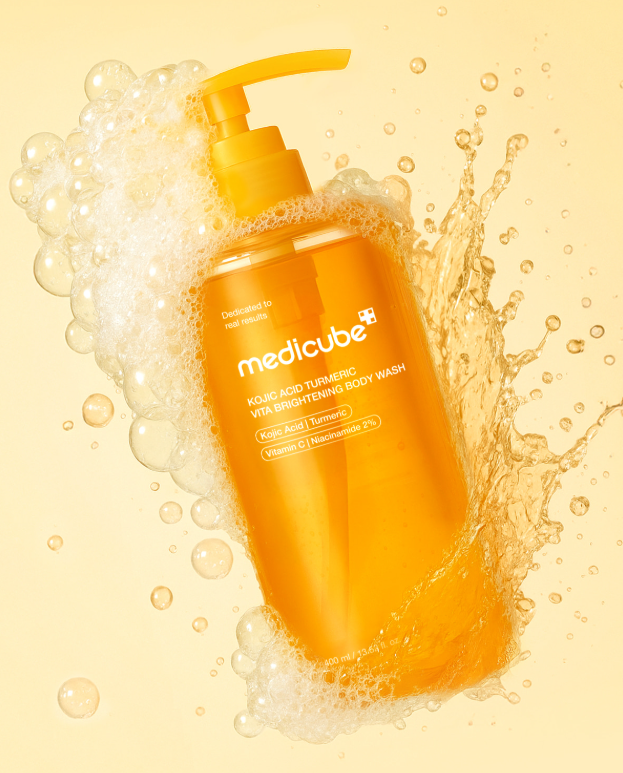 medicube Kojic Acid Turmeric Vita Brightening Body Wash, aufhellende Körperpflege, 400 ml, Flasche mit weißer und goldener Verpackung