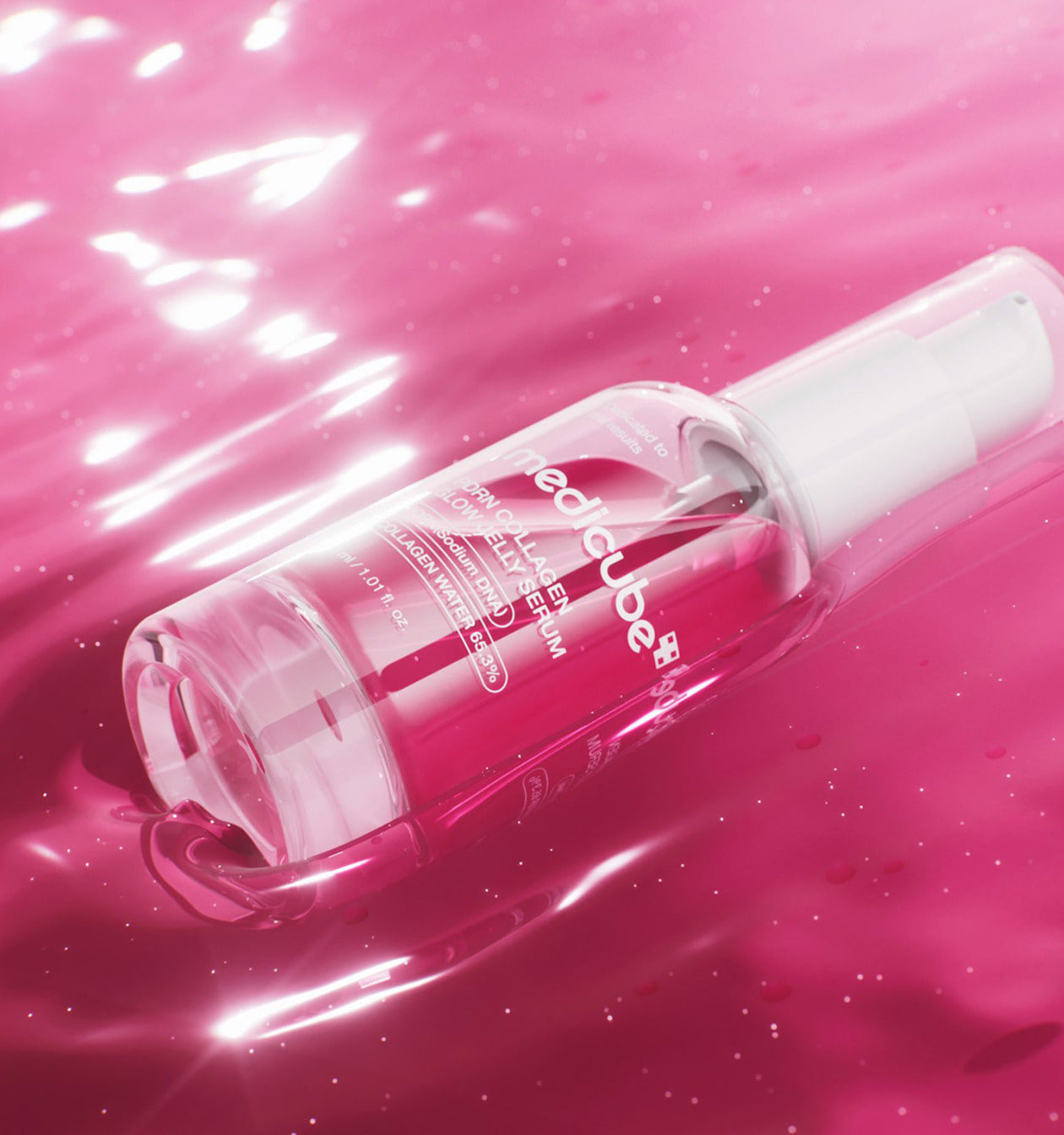 medicube PDRN Collagen Glow Jelly Serum in einer transparenten Flasche mit weißen und grünen Akzenten, 30 ml, für straffe Haut.