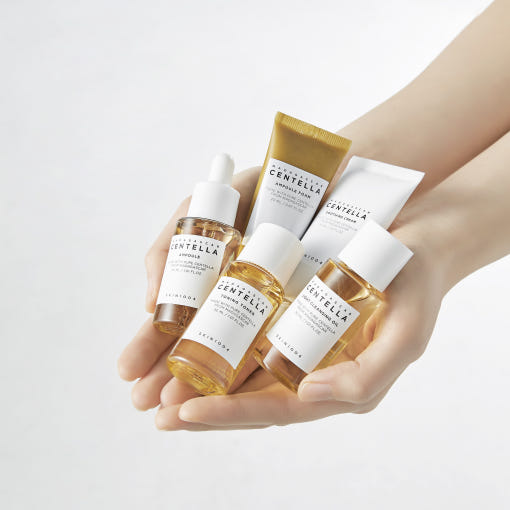 SKIN1004 Madagascar Centella Reise- & Starter Set, 5-teiliges Hautpflege-Set mit Produkten in minimalistischer Verpackung.