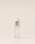 AXIS-Y Vita Glow Lip Oil Lipgloss mit pflegender Textur in einem transparenten Flakon, auf einem weißen Hintergrund liegend