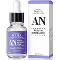 Cos De BAHA AN Arbutin 5% + Niacinamide 5% Serum in 30 ml Flasche, aufhellendes Serum gegen Pigmentflecken, sichtbar im Bild