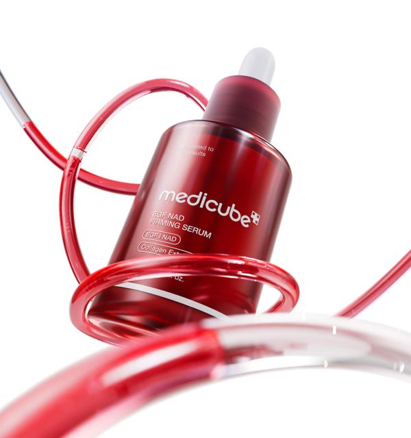 Medicube EGF NAD Straffungsserum in 30 ml, zeigt die Flasche mit Serum und Anwendungssymbolen auf weißem Hintergrund