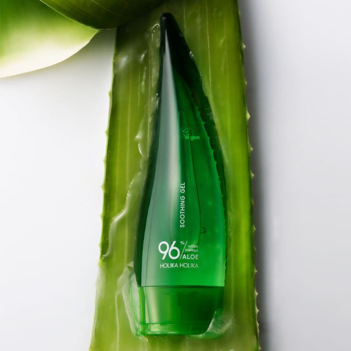 Holika Holika Aloe Hydro Formula 96% Beruhigendes Aloe Vera Feuchtigkeitsgel in 250 ml Flasche, glatte Textur, frisches Grün.