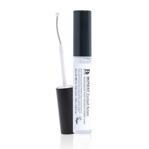 Benton Honest Wimpernserum, 10ml Flasche mit Dosierer, zeigt die Verpackung und das Serum in einer Nahaufnahme.