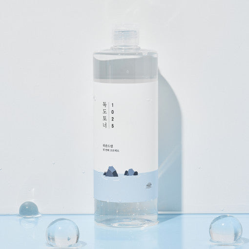 Runder Lab 1025 Dokdo Toner mit Tiefseewasser, Mineralien, feuchtigkeitsspendend, 500 ml Flasche auf weißem Hintergrund